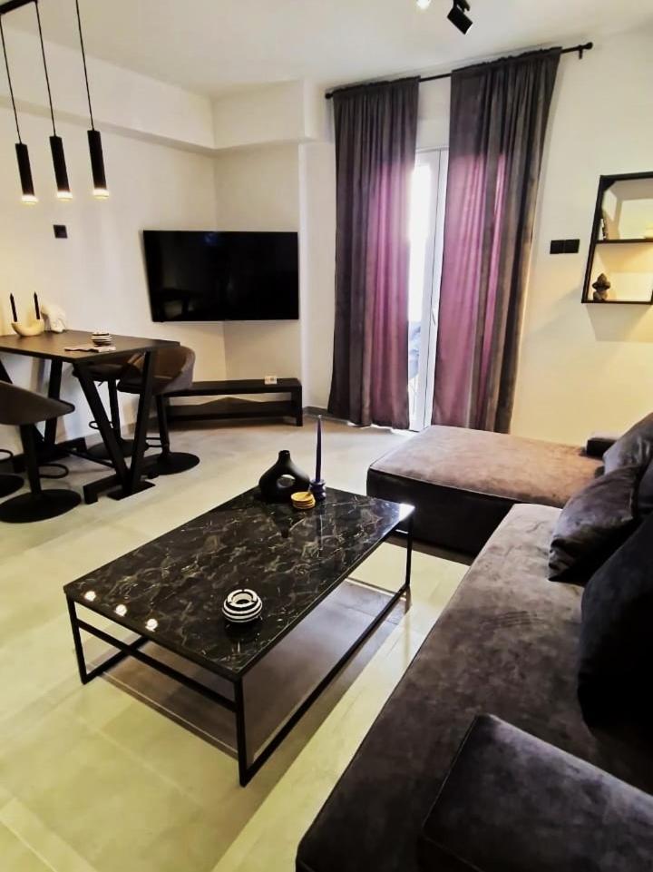 Essel Noir - A Hidden Gem With A Magnificent Acropolis View Apartment เอเธนส์ ภายนอก รูปภาพ